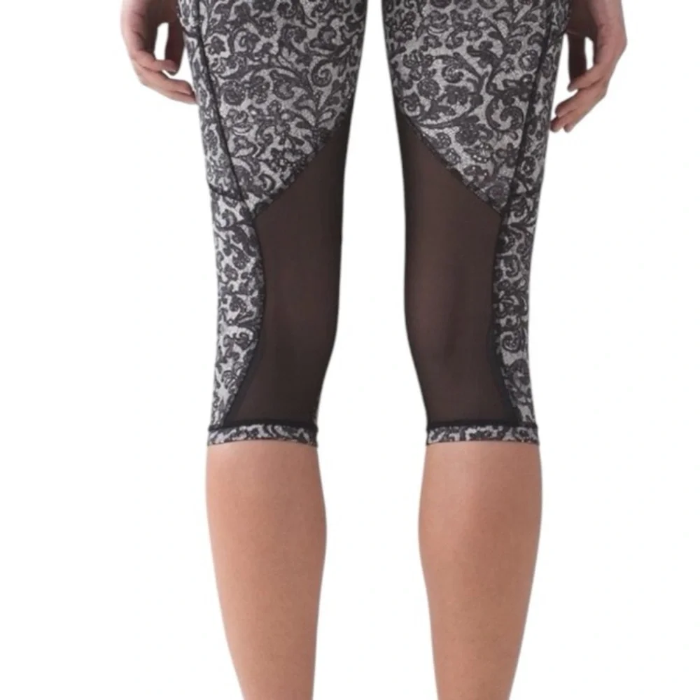 Lululemon Outrun 17" Crop Mini Cinder Lace pattern - Picture 3 of 16